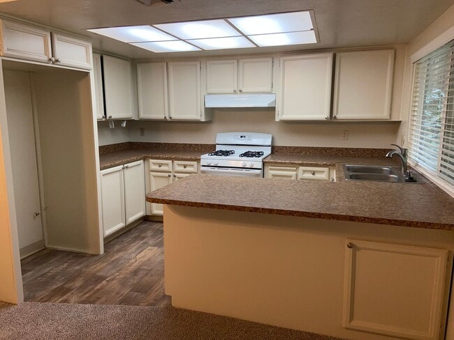 Building Photo - Super clean! 3 Bdrm, 2 Bath near Greenback & Trajan