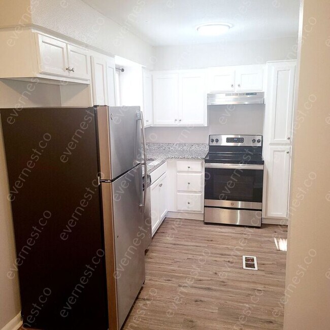 Foto del edificio - 7801 Bradley Dr