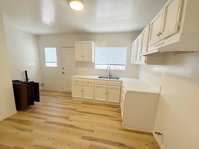 Building Photo - 1512 W 53rd St