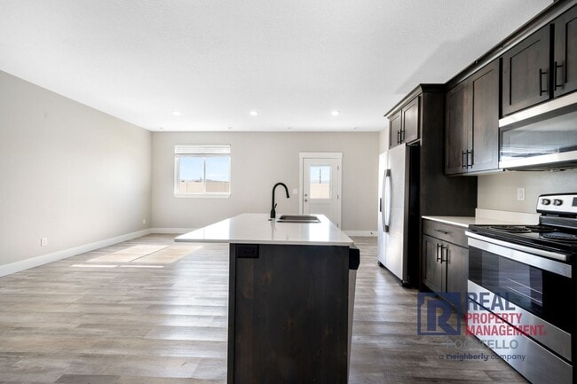 Building Photo - 3 Bedroom 2.5 Bathroom Town Home - 1 Car Garage - dog negotiable