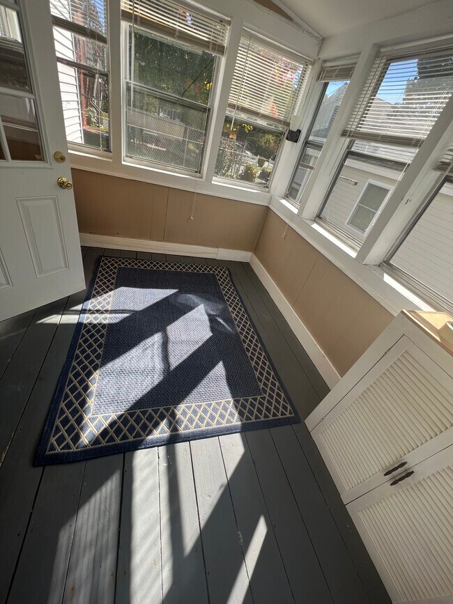 Enclosed private porch - 5 Cammetts Ct