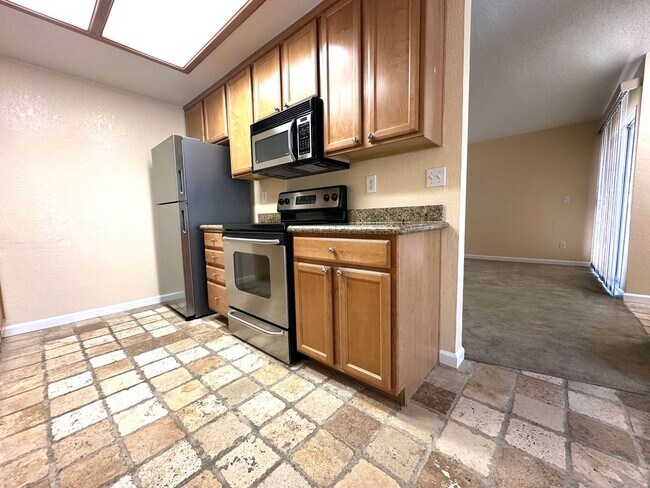 Foto del edificio - Conveniently located condo in Modesto