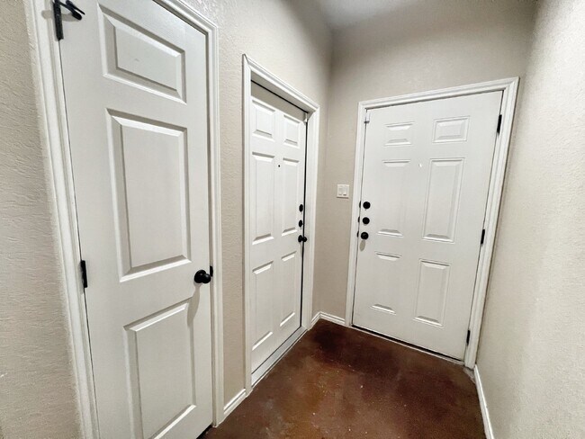 Foto del edificio - Spacious 3BR/2BA Duplex with Private Yard ...
