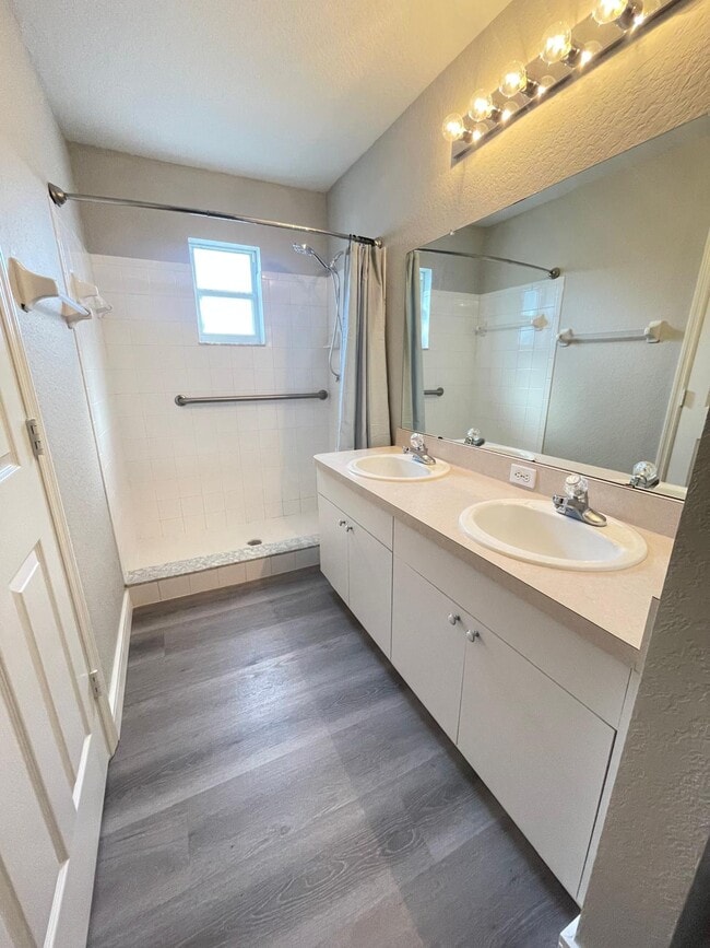 Baño principal - 5306 Keely Ct