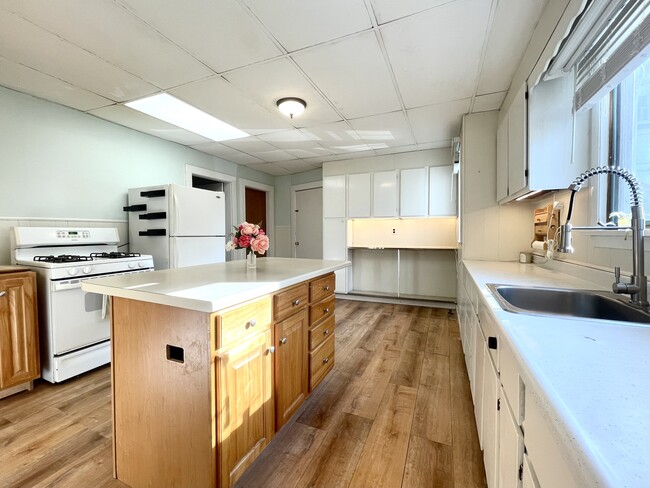 Kitchen - 42 Summer St