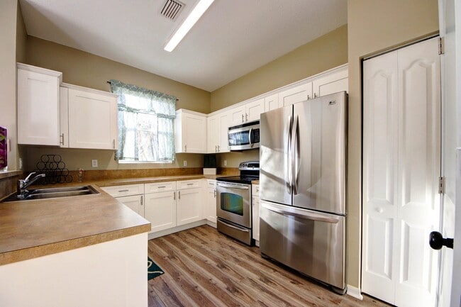 Building Photo - 6143 Seminole Gardens Cir