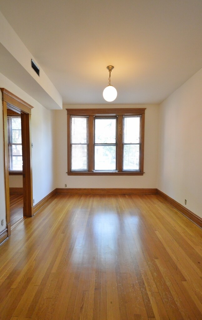 Building Photo - 3900 N Greenview Ave