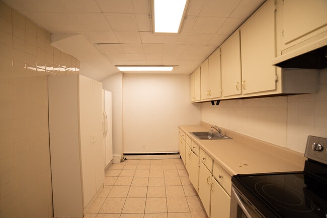 Building Photo - 14 Roxbury Dr