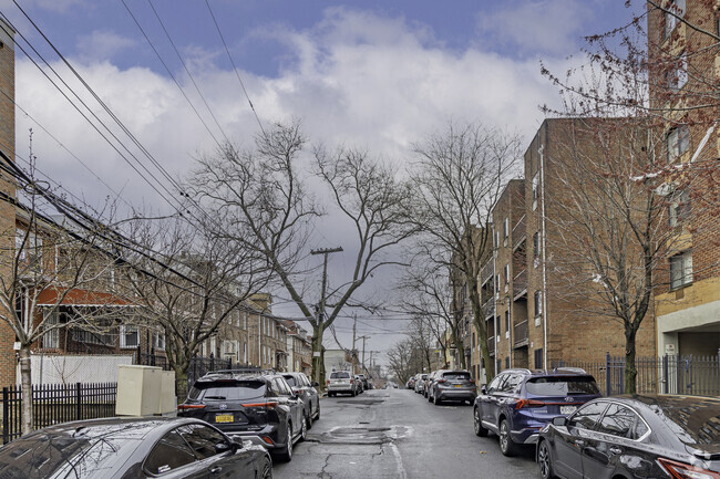 Building Photo - 555 Mclean Ave