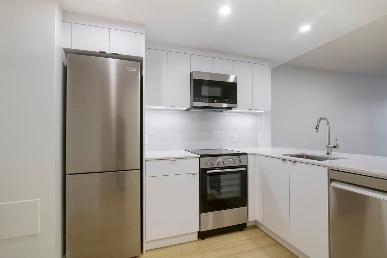 Primary Photo - 2285 Rue St Mathieu