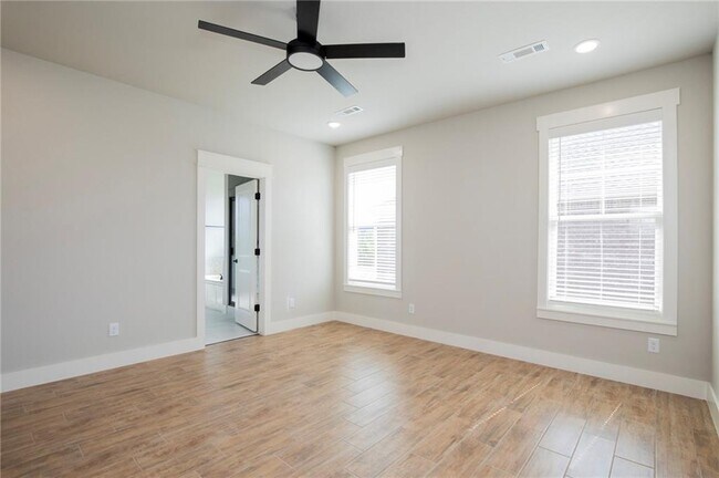 Building Photo - 216 White Oak St