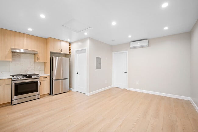 Foto del edificio - 7727 Gentry Ave