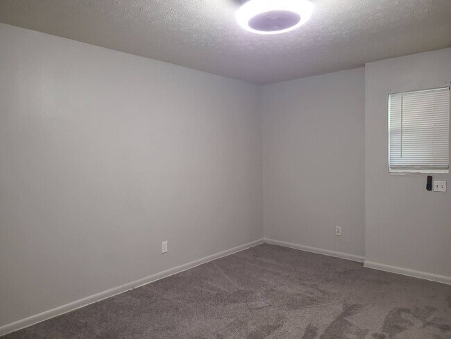Building Photo - 2 bedroom 1 bathroom