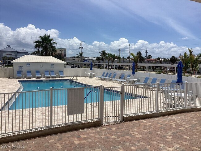 Foto del edificio - 6900 Estero Blvd