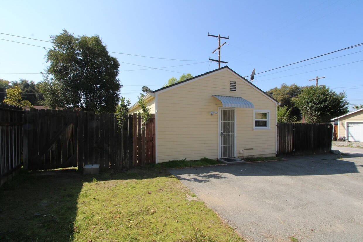 Primary Photo - 915 N University St