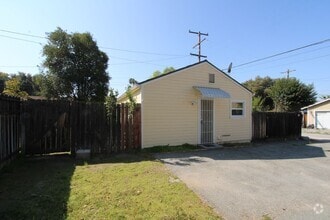 Building Photo - 915 N University St