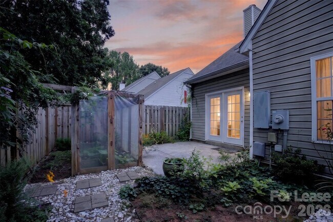 Foto del edificio - 9020 Roseton Ln