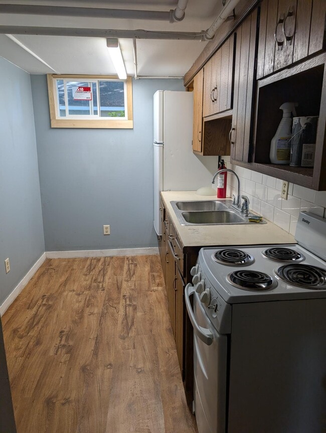 kitchen - 412 Becker Ave SE