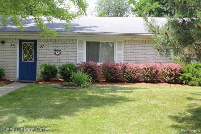 Building Photo - 37 /39 Maplecrest Dr