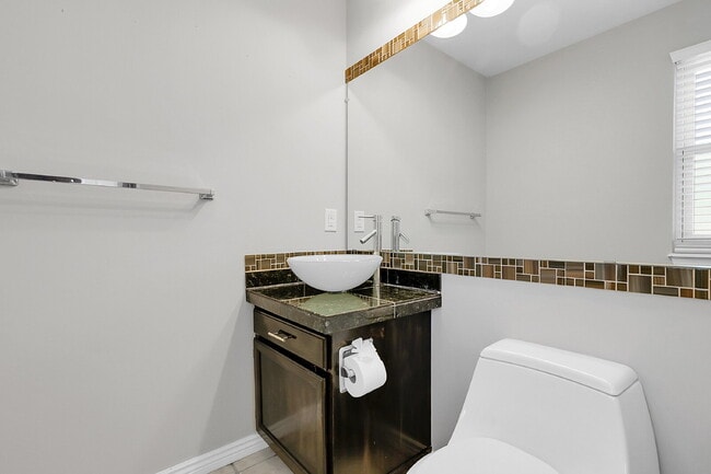 Building Photo - $2,600 - 3 Bed, 1.5 Bath Condo in Aurora w...