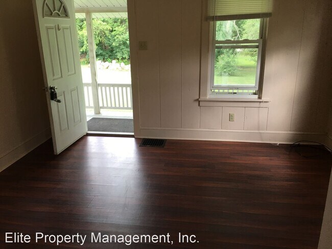 Building Photo - 2 br, 1 bath House - 2243 Sunset Ln., Rear