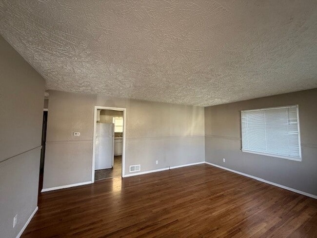 Building Photo - 3 Bedroom Hardwood Floor House