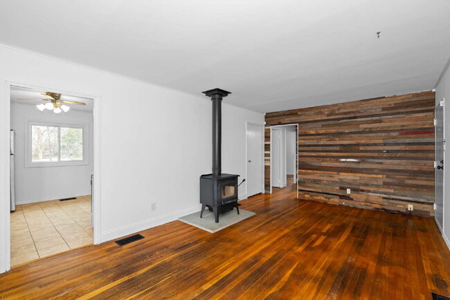 Foto del edificio - Spacious Single-Family Home with Versatile Living Spaces