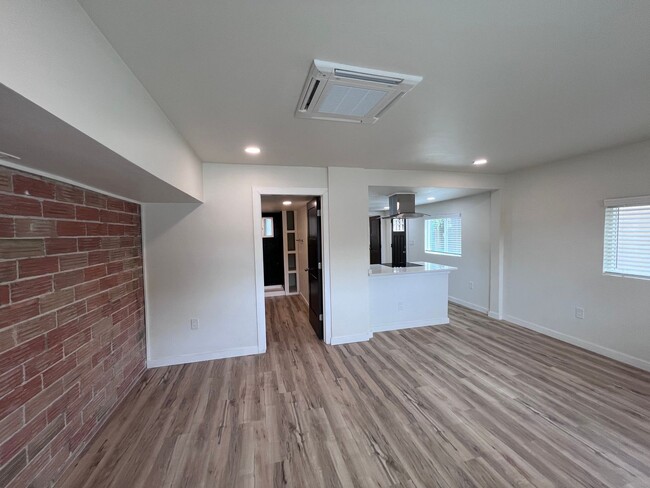 Building Photo - Just renovated! Stunning High-End Finishes!