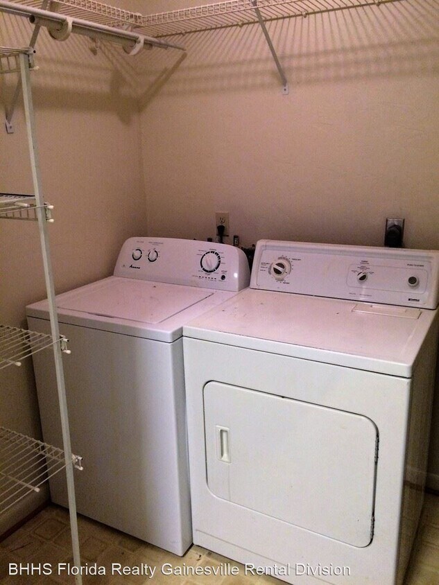 Foto principal - 2 br, 2 bath House - 3916 SW 30th Terrace