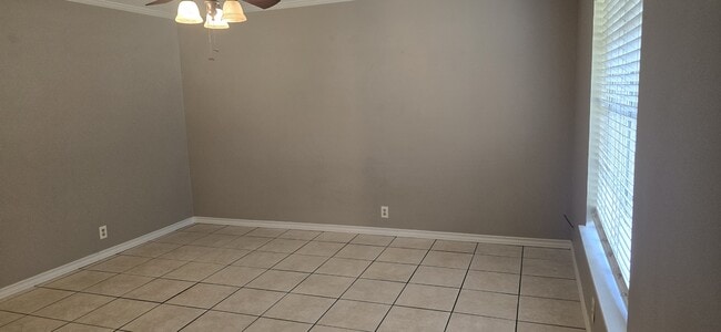 Building Photo - 711 Hillview St
