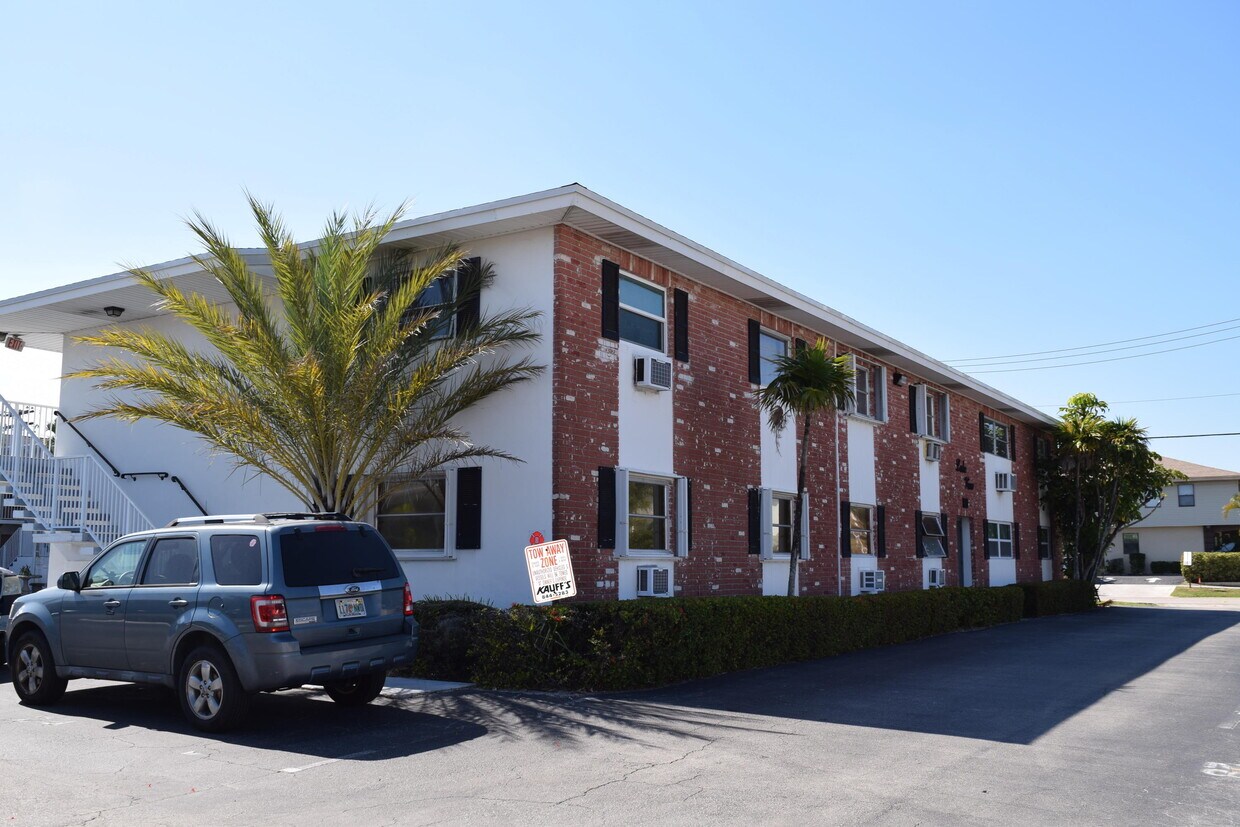 810 Lake Shore Dr Unit 14, Lake Park, FL 33403 Condo for Rent in Lake