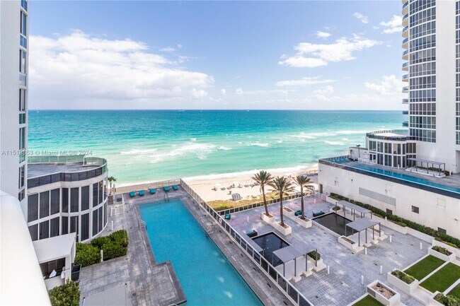 Building Photo - 16001 Collins Ave