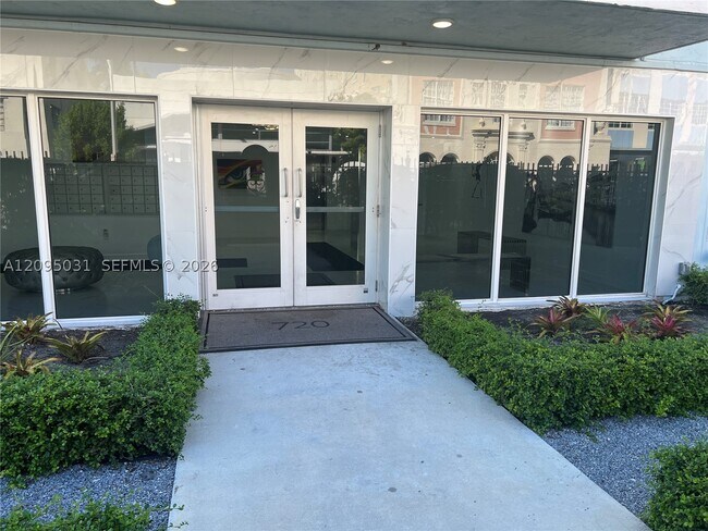 Building Photo - 720 Collins Ave