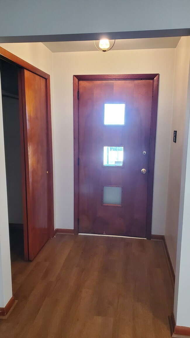 Entry - 17 Hubbard Ln