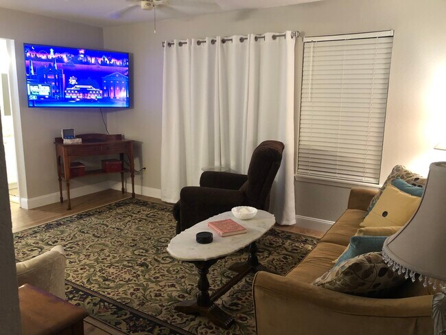 Sala de estar con televisor de 55 pulgadas - 3565 Sable Palm Ln