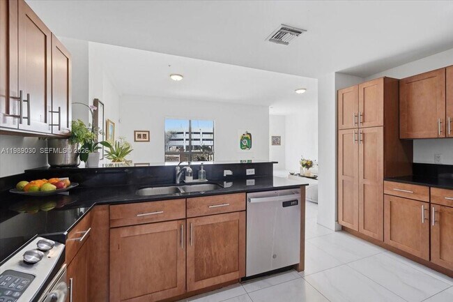 Foto del edificio - 8390 SW 72nd Ave