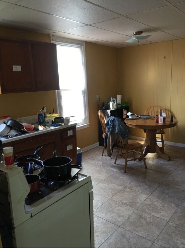 Building Photo - 830 E 6th St