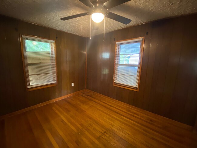 Building Photo - 1614 Parkside Dr
