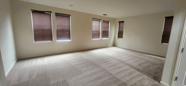 Foto del edificio - 4 Bedroom 2.5 Bathroom in Elk Grove