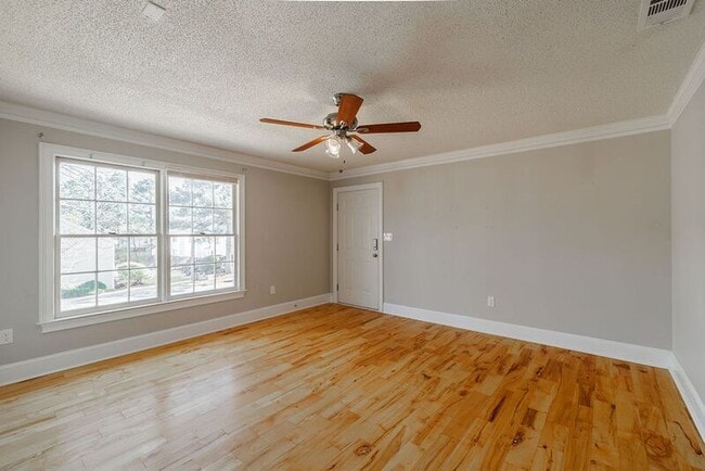 Building Photo - 118 Barrington Dr