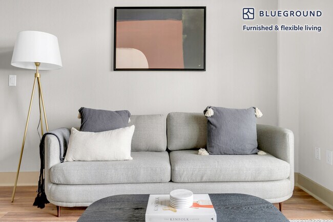 Foto del edificio - 422 W Riverside Dr