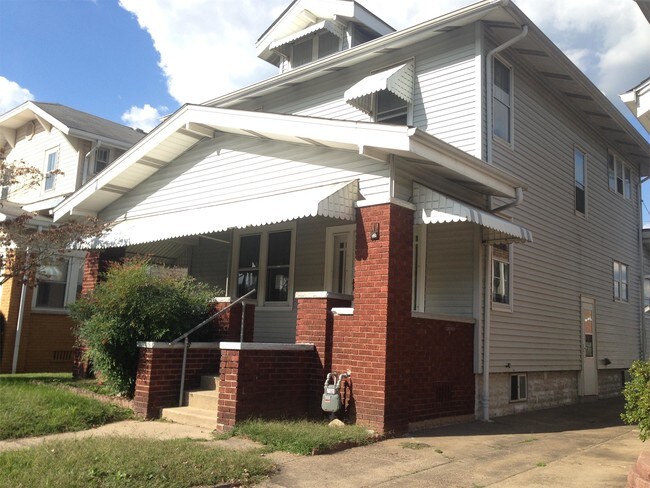 Building Photo - 1028 Kanawha Blvd W