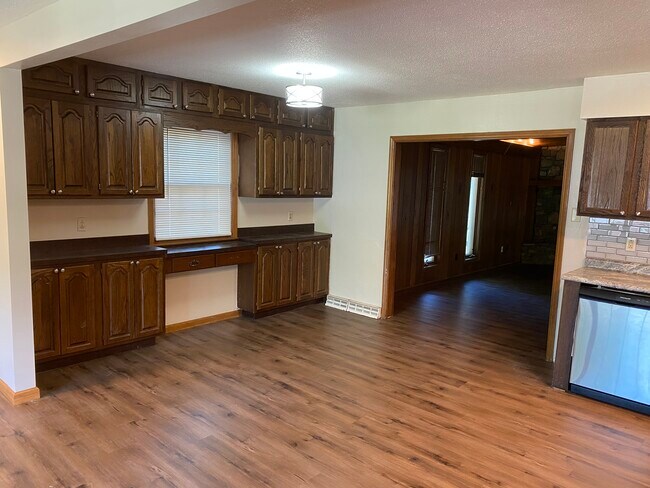 Kitchen Eat-In/Cabinets - 1809 Doris Dr
