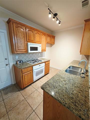 Foto del edificio - 4231 Towne Lake Ct