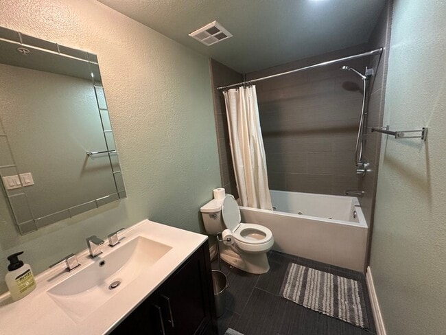 Building Photo - Modern 2-Bedroom Condo with Premium Amenit...