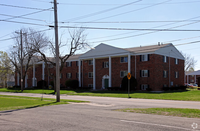 Building Photo - Village Green Apartments