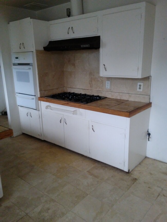 kitchen cook top and oven - 35280 Avenue A