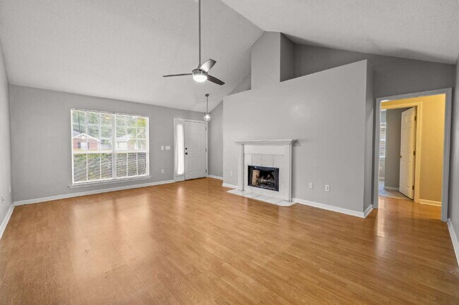 Foto del edificio - Charming All-Brick Home with Garage & Covered Patio!