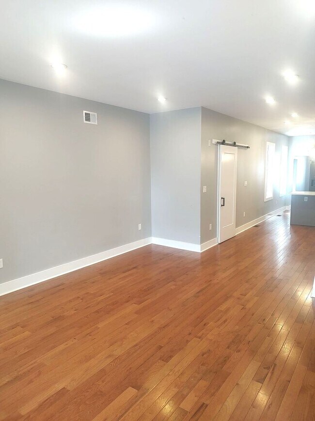 Foto del edificio - Gorgeous 4-Bedroom Townhome with Finished ...