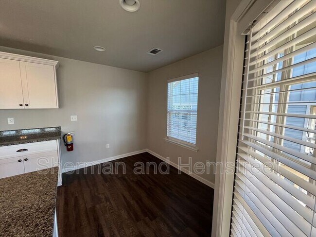 Building Photo - 752 Tarvin Cir